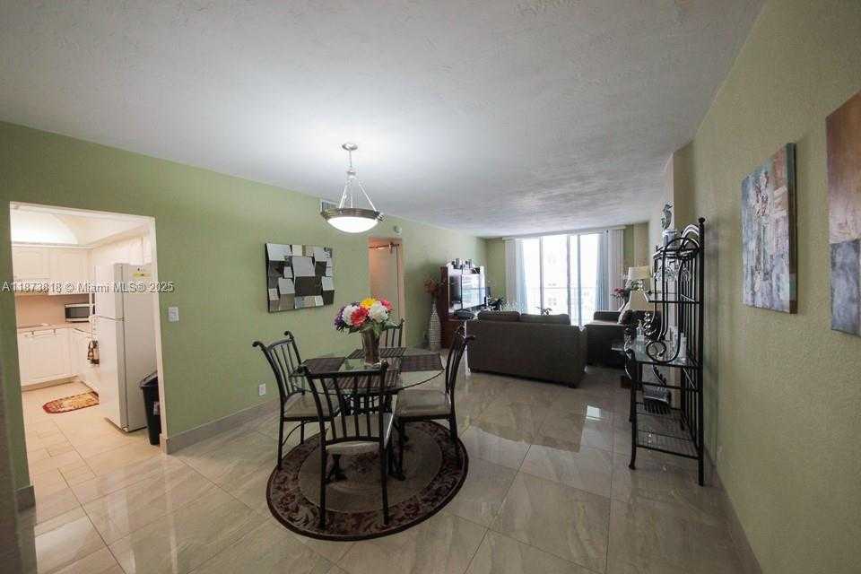 Small Image of Hollywood Number 14