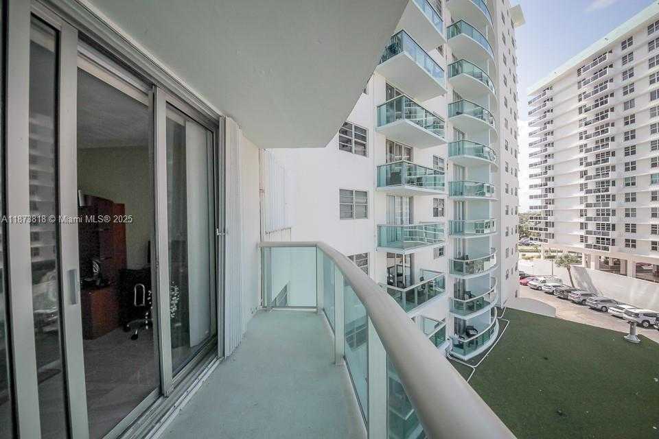 Small Image of Hollywood Number 19