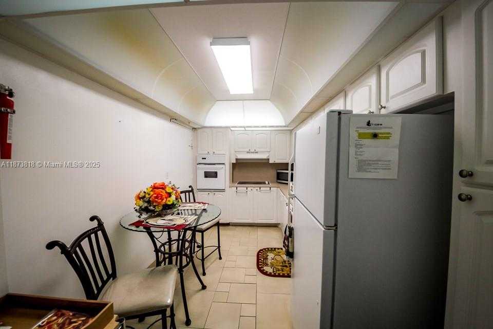 Small Image of Hollywood Number 21