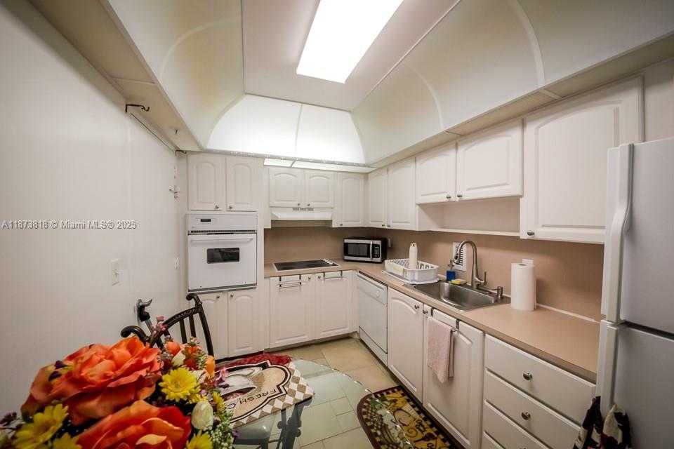 Small Image of Hollywood Number 22