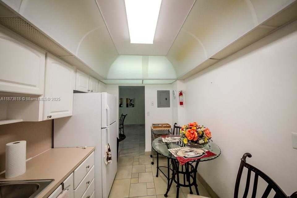 Small Image of Hollywood Number 23