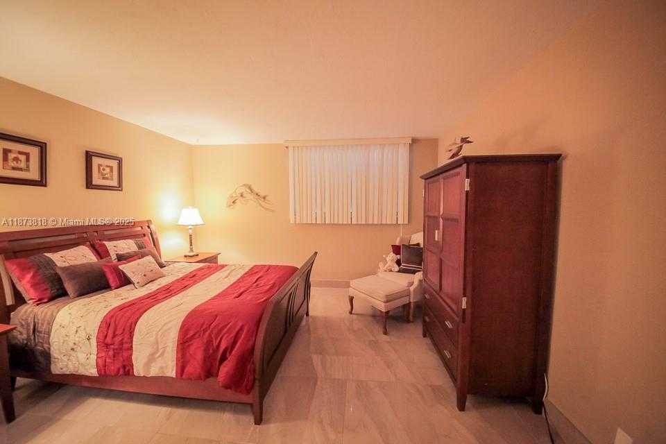 Small Image of Hollywood Number 26