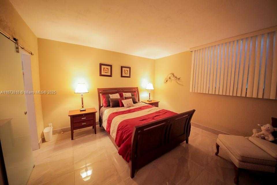 Small Image of Hollywood Number 27