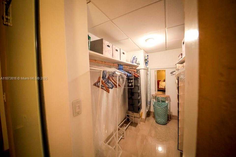 Small Image of Hollywood Number 29