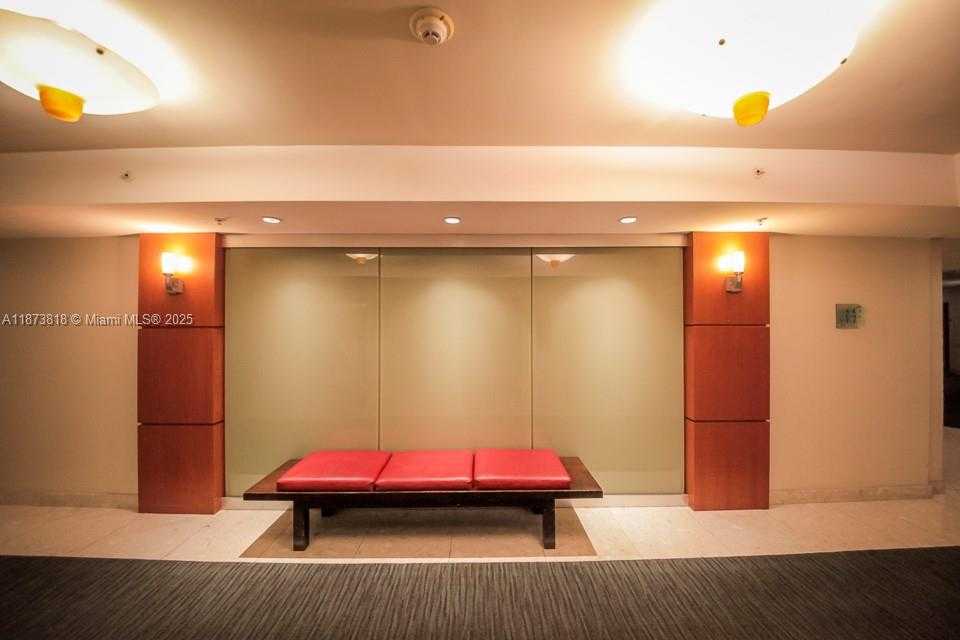 Small Image of Hollywood Number 32