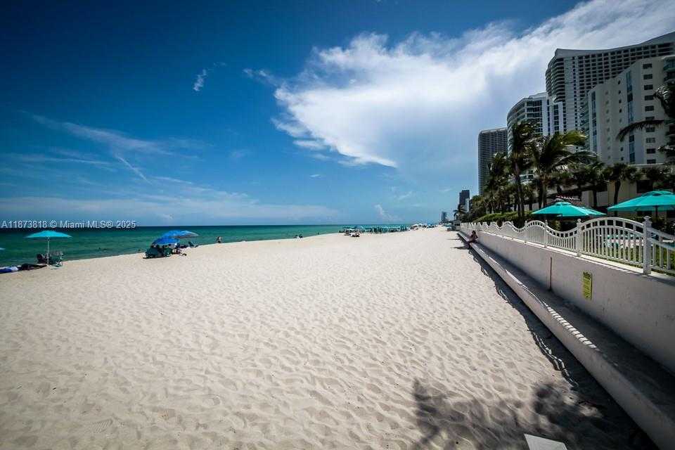 Small Image of Hollywood Number 8