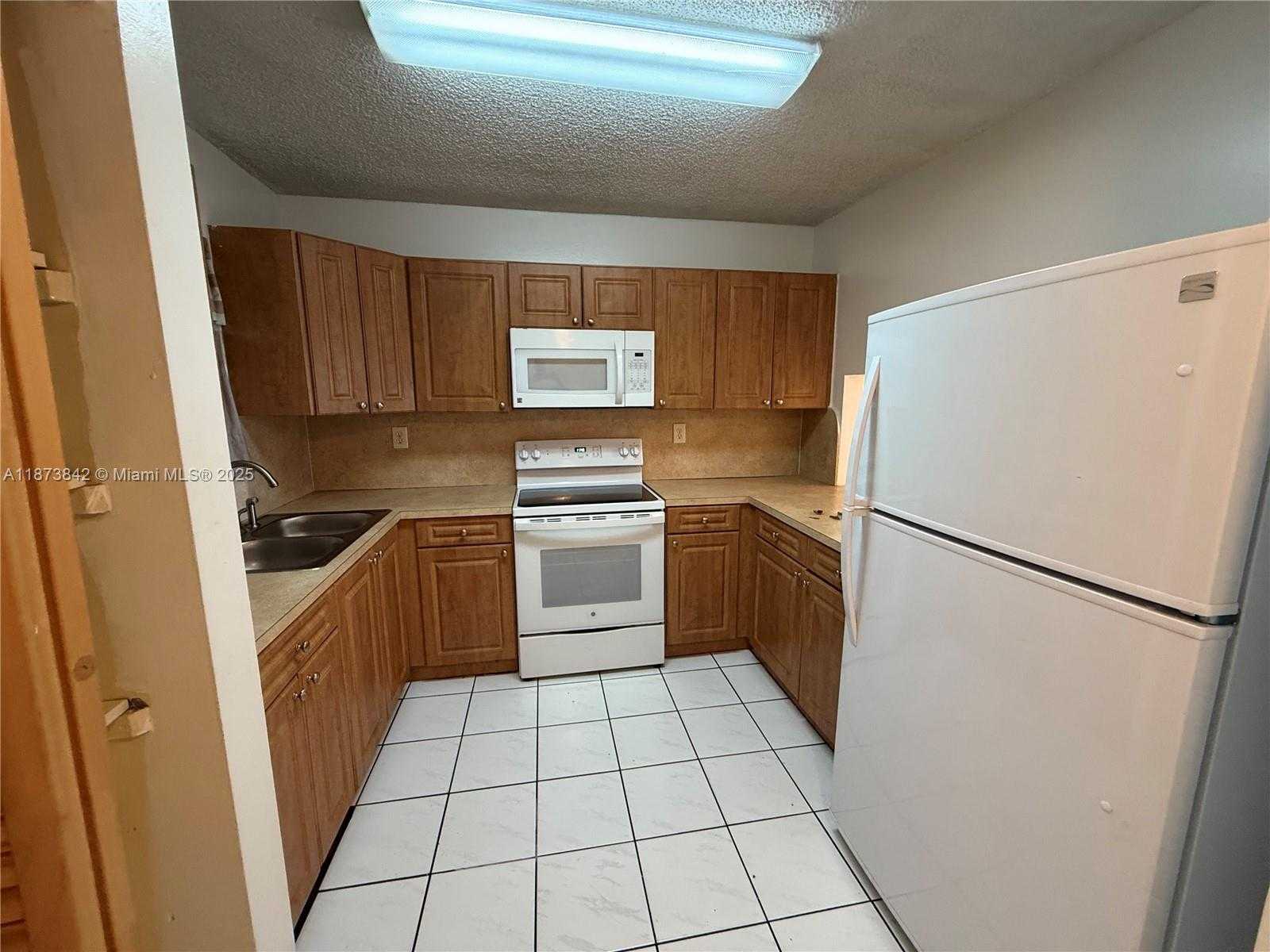 Small Image of 2690 WEST 76TH ST #102, Hialeah Number 3