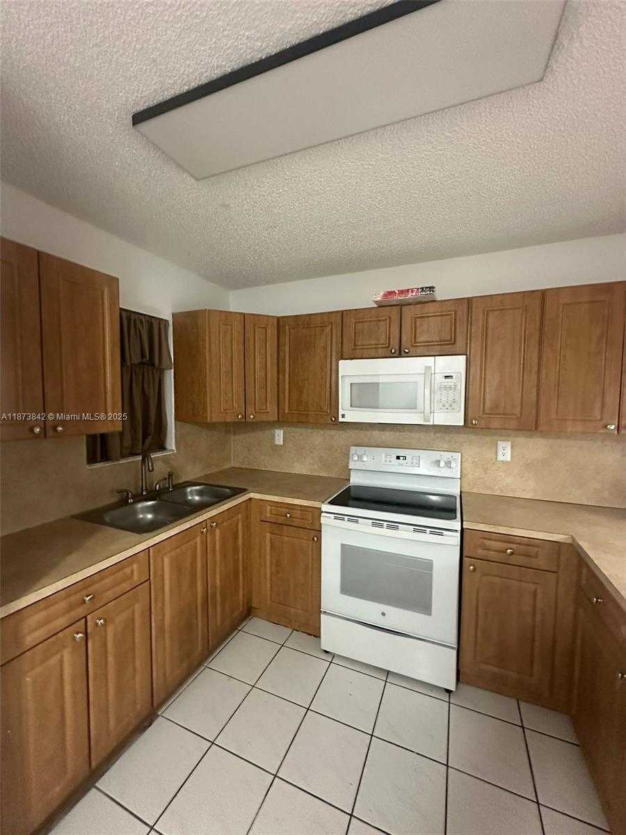 Small Image of 2690 WEST 76TH ST #102, Hialeah Number 4