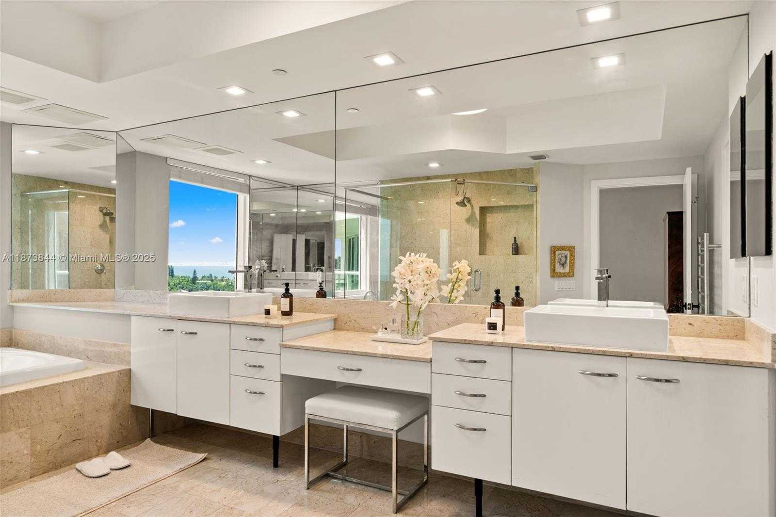 Small Image of 21200 POINT PL #1102, Aventura Number 19