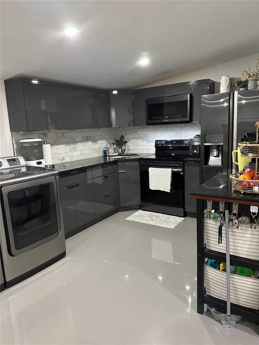 Small Image of 1212 EAST RIVER DR, Margate Number 2