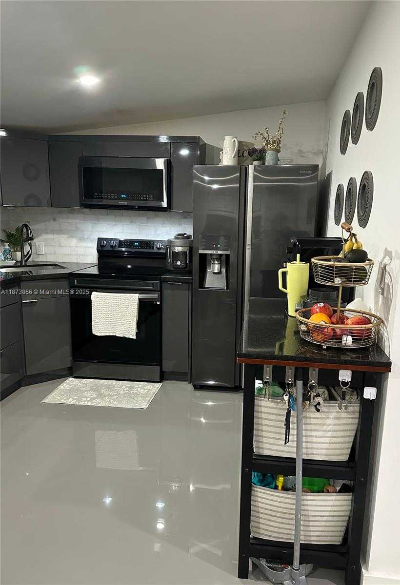 Small Image of 1212 EAST RIVER DR, Margate Number 4