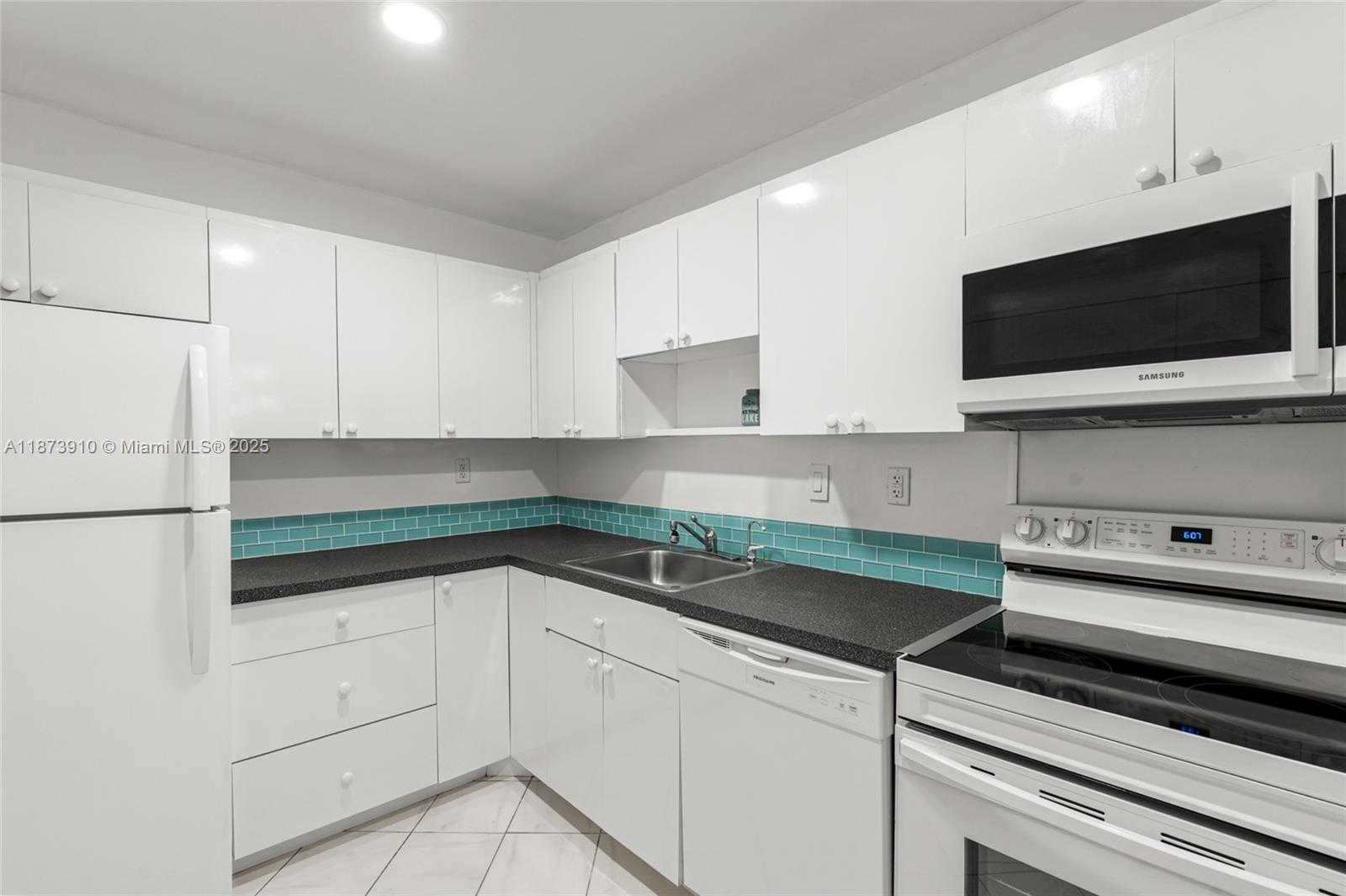 Small Image of 3731 NORTH COUNTRY CLUB DR #PH-26, Aventura Number 10