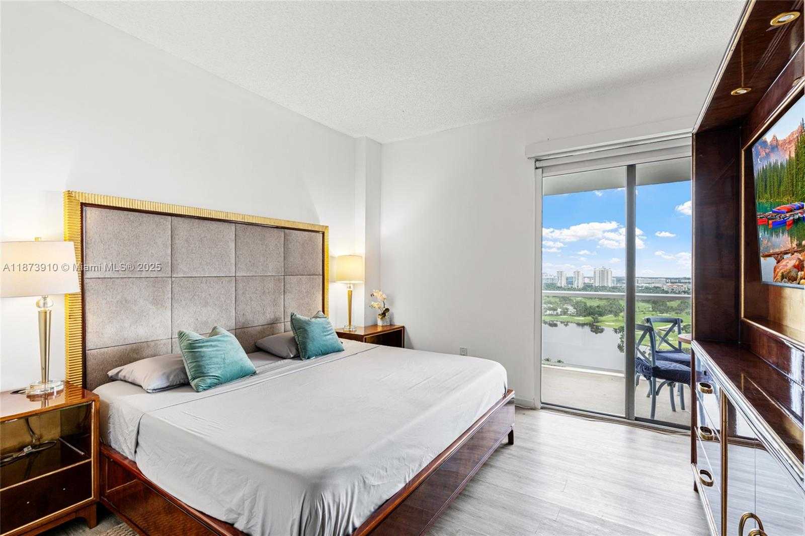 Small Image of 3731 NORTH COUNTRY CLUB DR #PH-26, Aventura Number 11