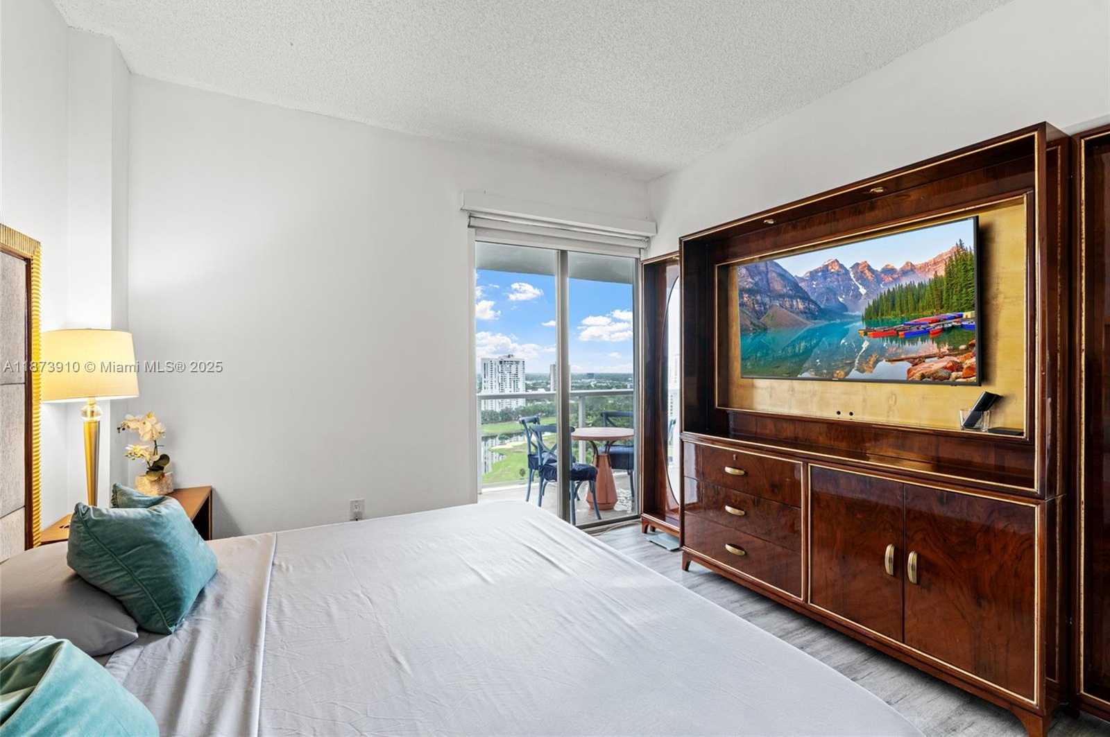 Small Image of 3731 NORTH COUNTRY CLUB DR #PH-26, Aventura Number 12