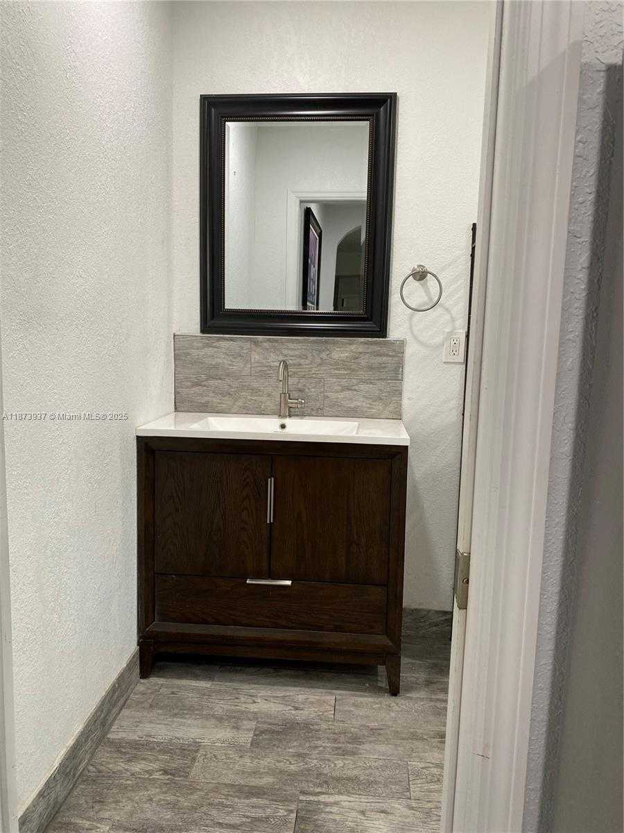 Small Image of 2001 NORTH PARK RD, Hollywood Number 6