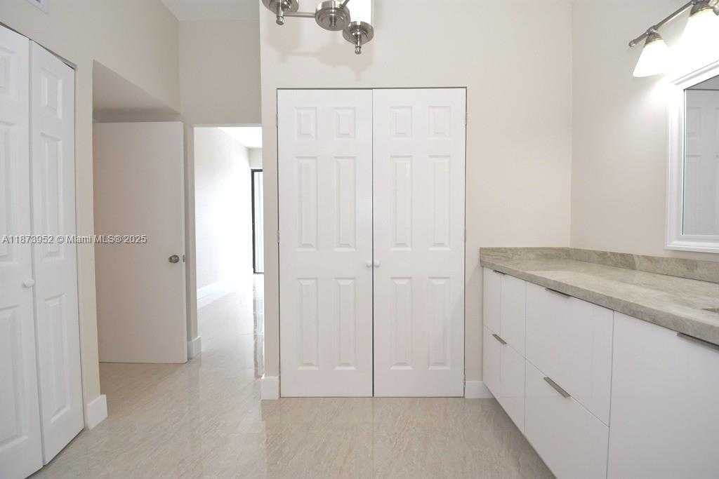 Small Image of 3701 NORTH COUNTRY CLUB DR #PH07, Aventura Number 16