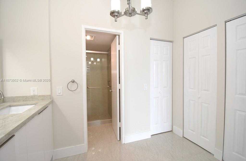 Small Image of 3701 NORTH COUNTRY CLUB DR #PH07, Aventura Number 19