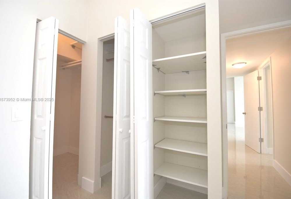 Small Image of 3701 NORTH COUNTRY CLUB DR #PH07, Aventura Number 23