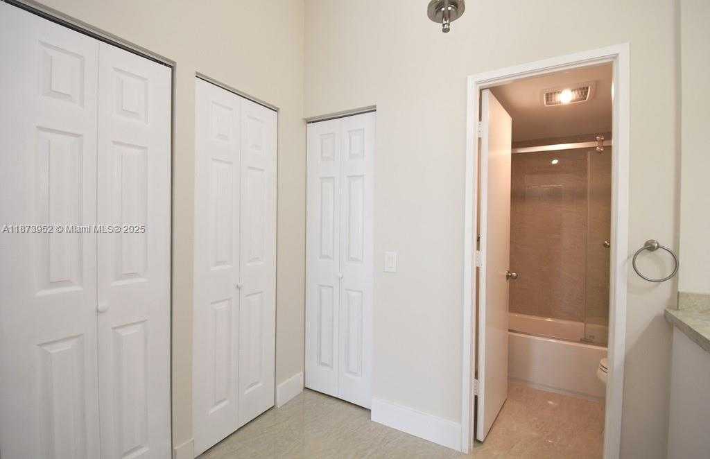 Small Image of 3701 NORTH COUNTRY CLUB DR #PH07, Aventura Number 29
