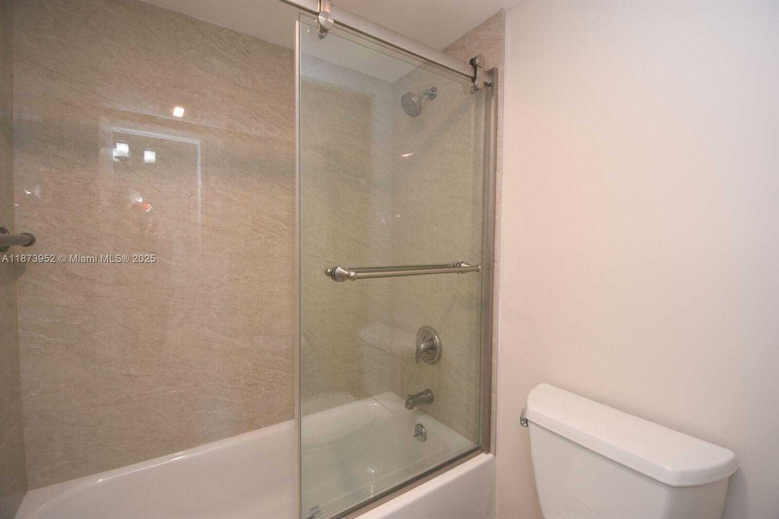 Small Image of 3701 NORTH COUNTRY CLUB DR #PH07, Aventura Number 31
