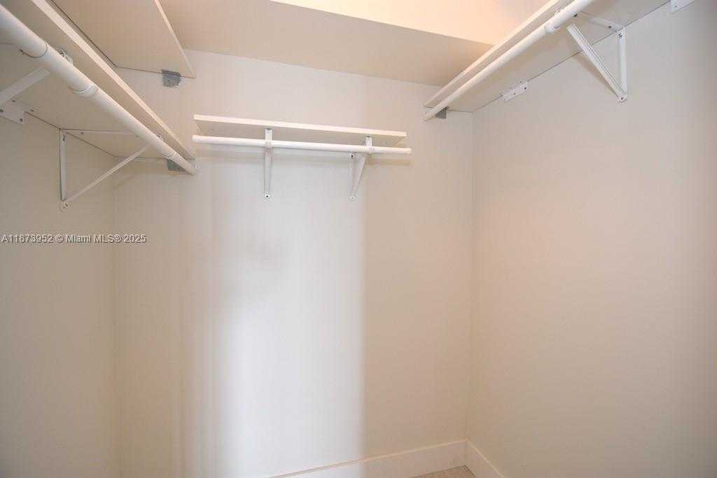 Small Image of 3701 NORTH COUNTRY CLUB DR #PH07, Aventura Number 32