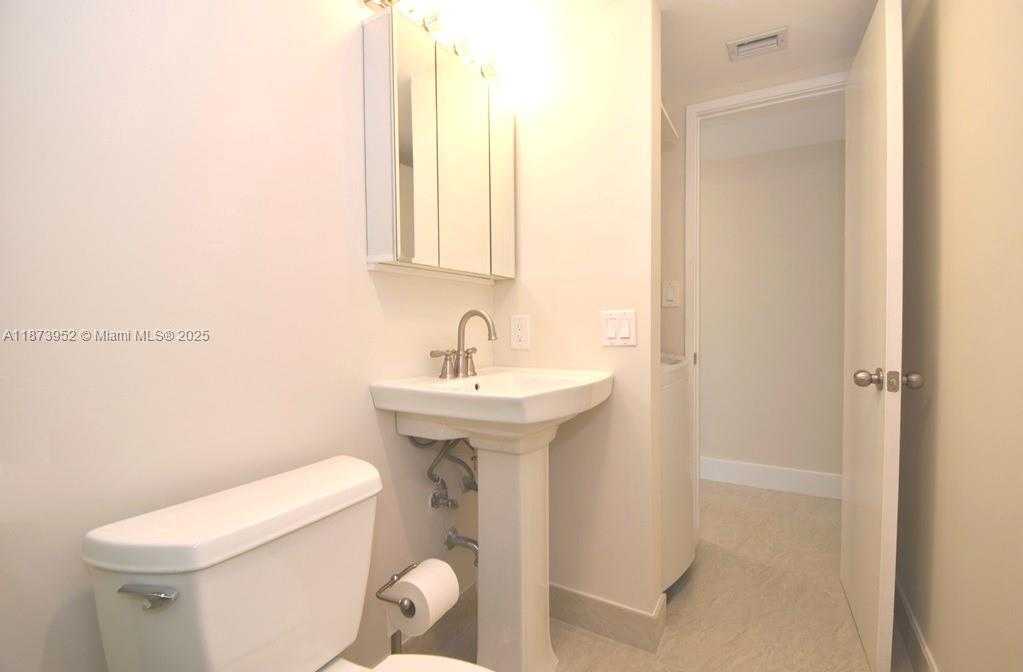 Small Image of 3701 NORTH COUNTRY CLUB DR #PH07, Aventura Number 38