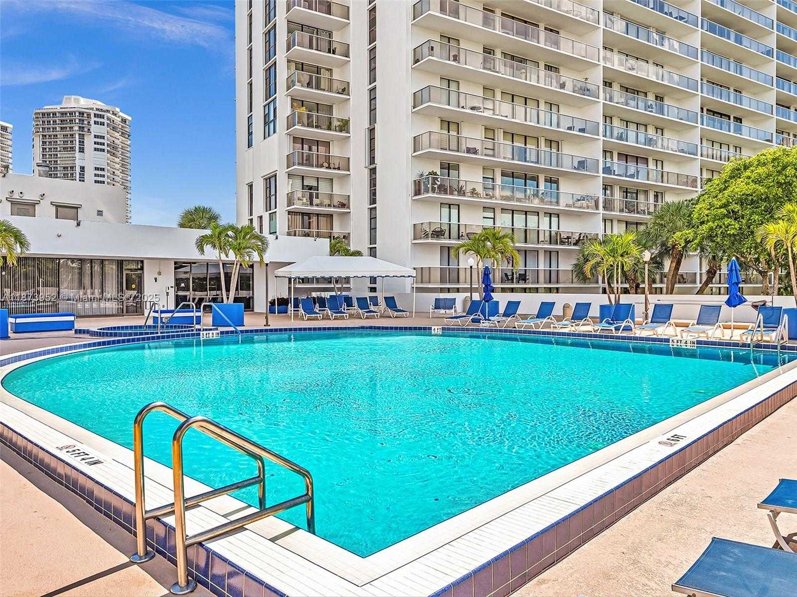 Small Image of 3701 NORTH COUNTRY CLUB DR #PH07, Aventura Number 44