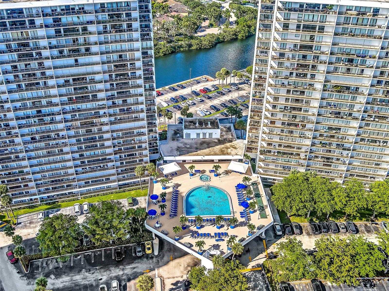 Small Image of 3701 NORTH COUNTRY CLUB DR #PH07, Aventura Number 49
