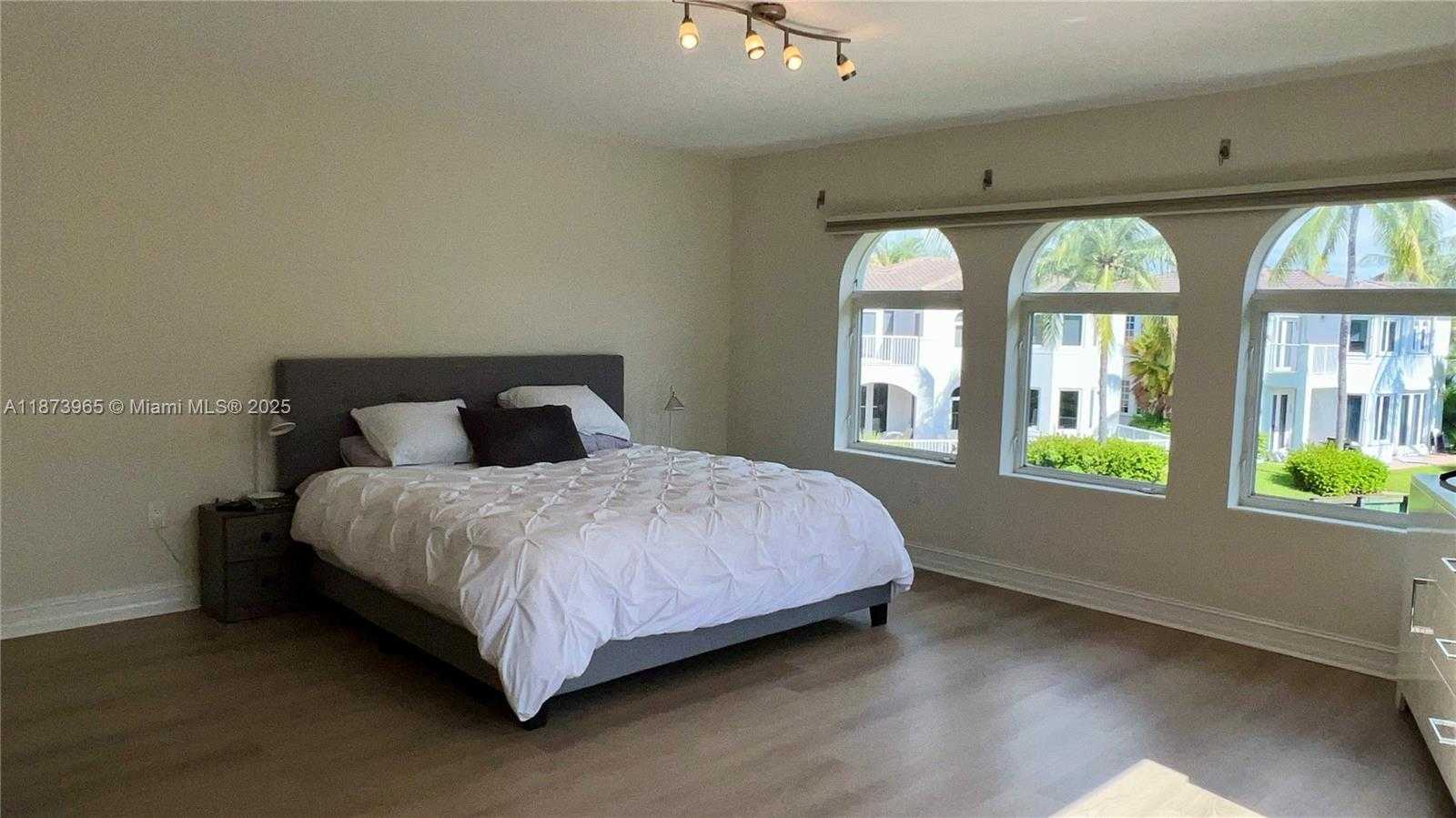 Small Image of 3167 NORTH EAST 210TH ST, Aventura Number 22