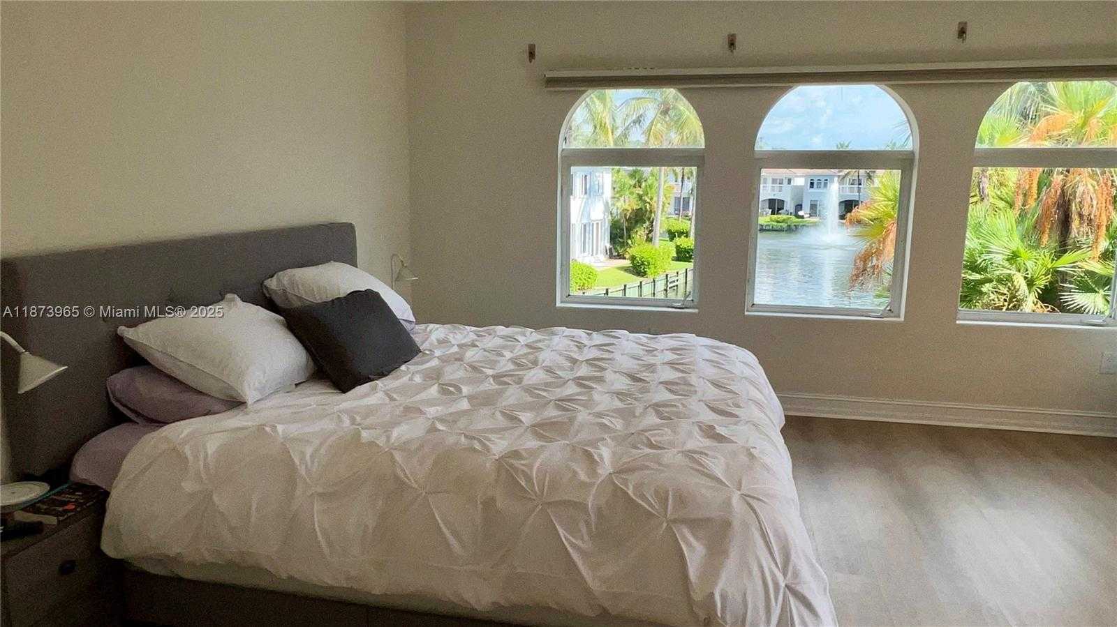 Small Image of 3167 NORTH EAST 210TH ST, Aventura Number 25