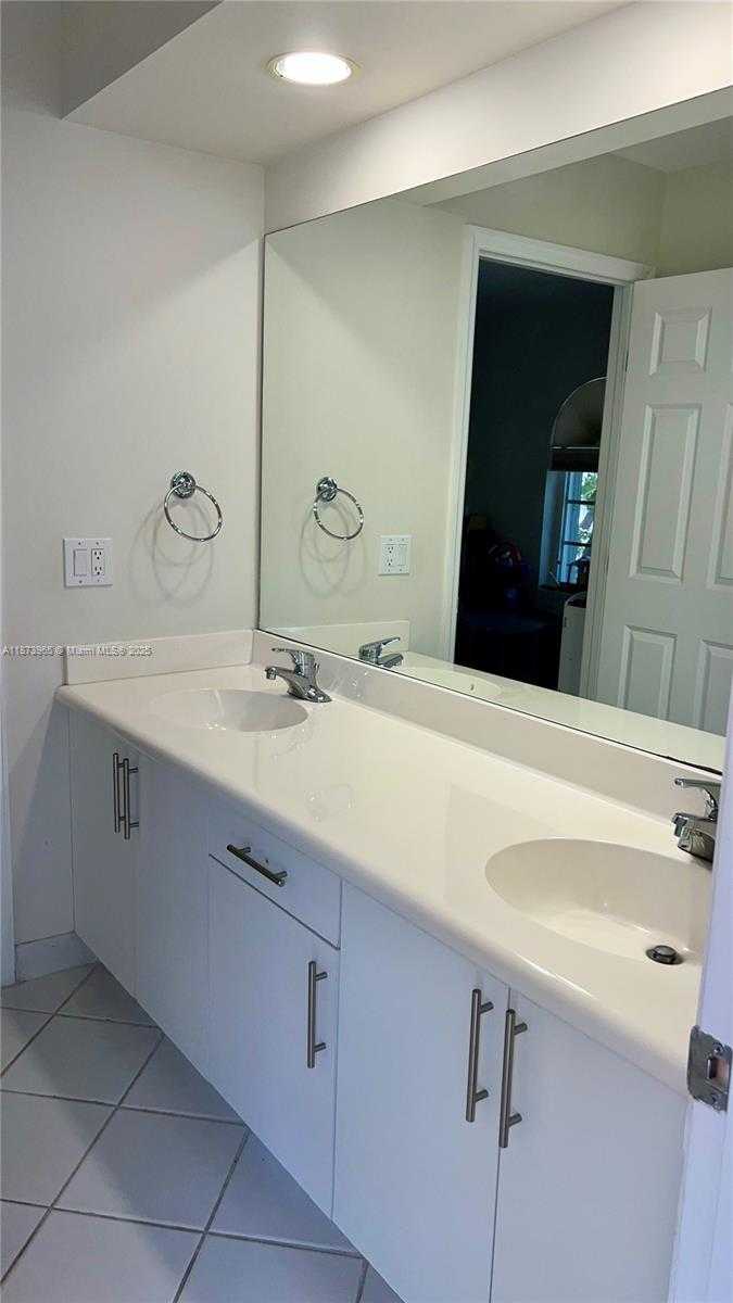 Small Image of 3167 NORTH EAST 210TH ST, Aventura Number 39