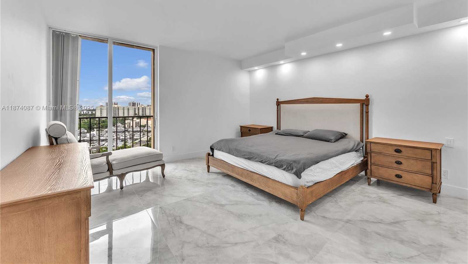 Small Image of 19355 TURNBERRY WAY #14D, Aventura Number 14