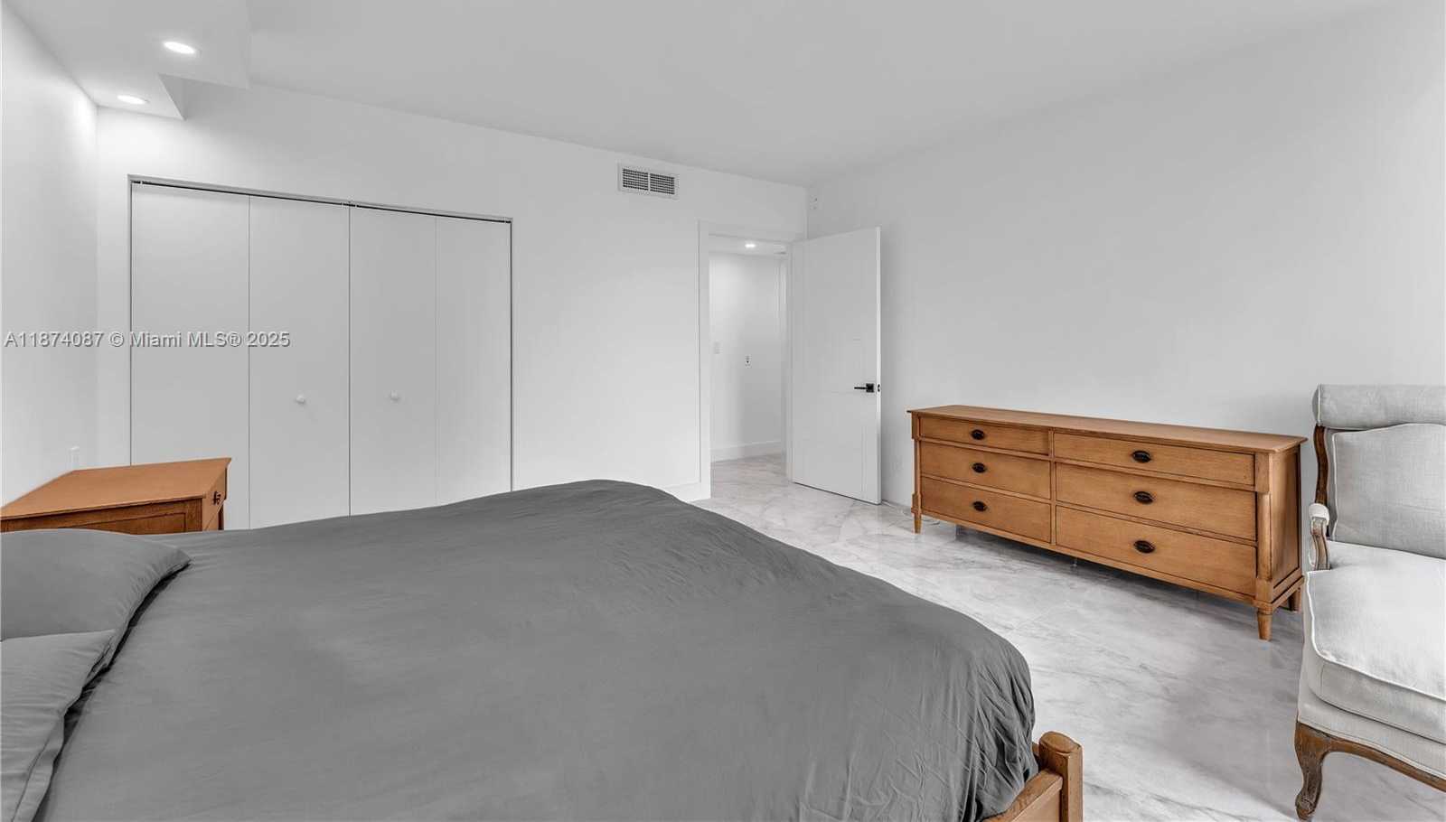Small Image of 19355 TURNBERRY WAY #14D, Aventura Number 15