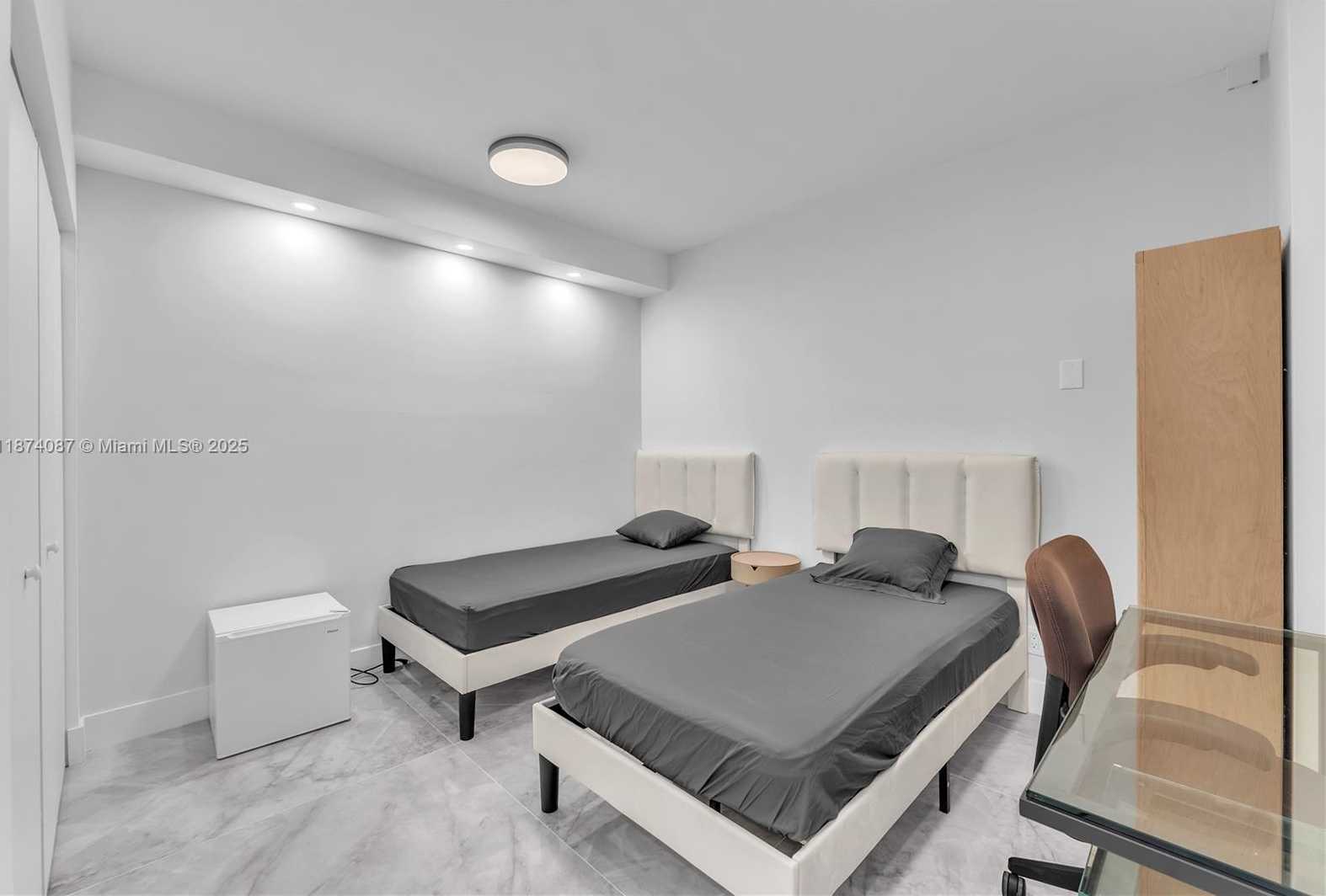 Small Image of 19355 TURNBERRY WAY #14D, Aventura Number 19