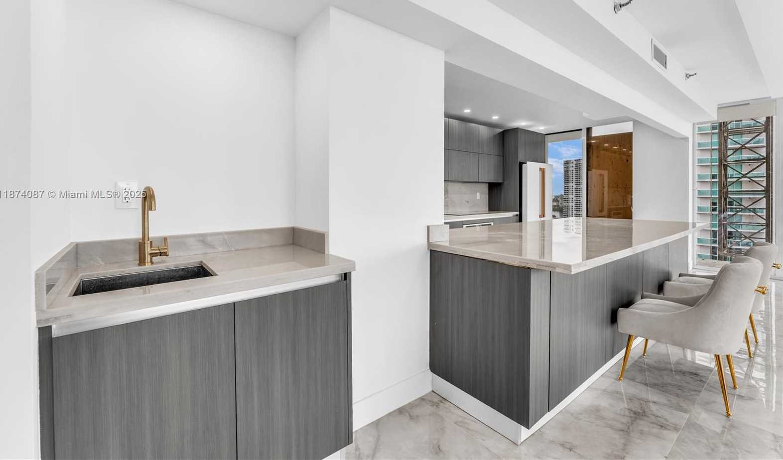 Small Image of 19355 TURNBERRY WAY #14D, Aventura Number 4