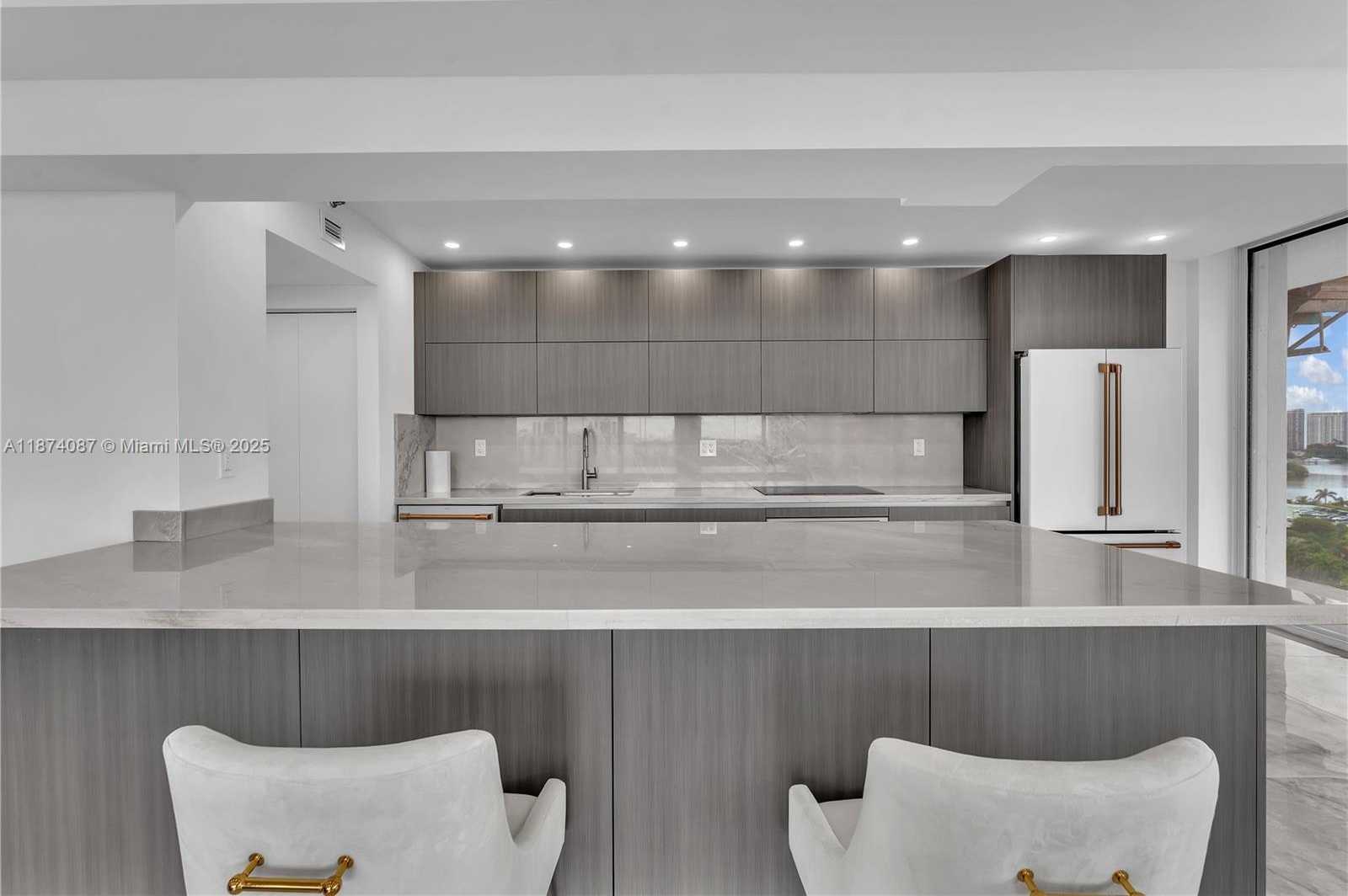 Small Image of 19355 TURNBERRY WAY #14D, Aventura Number 5