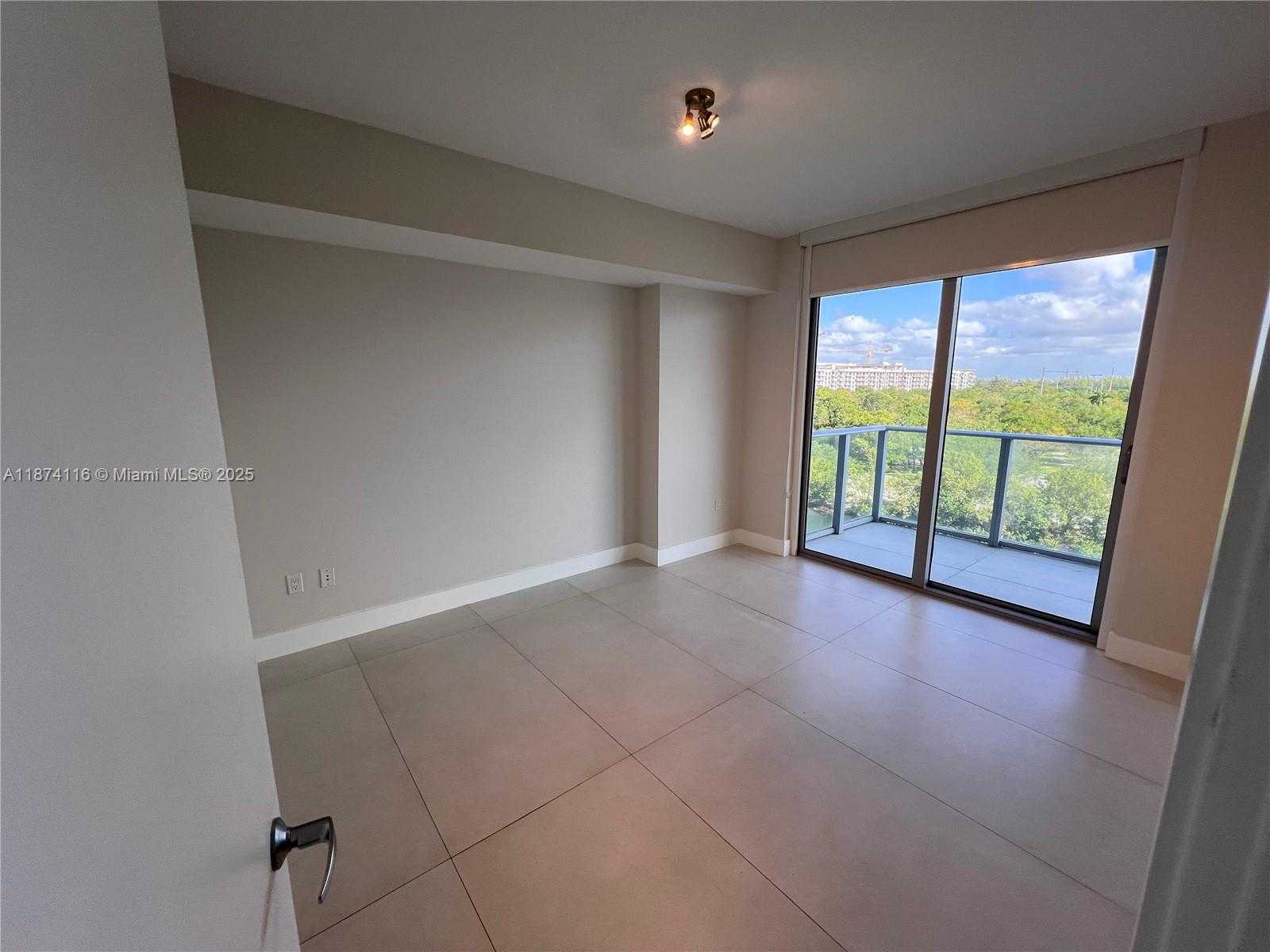 Small Image of 16385 BISCAYNE BLVD #606, North Miami Beach Number 13