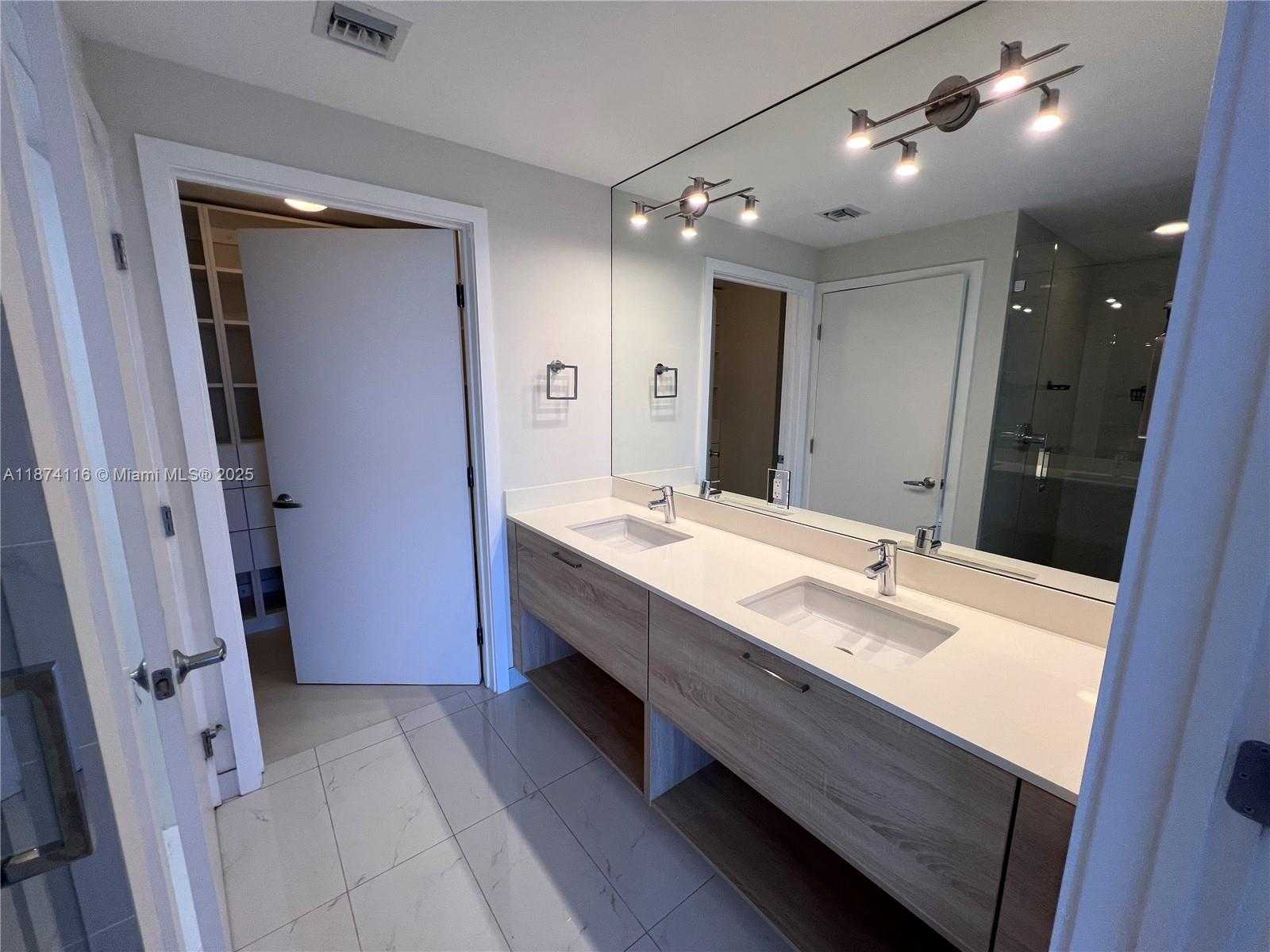 Small Image of 16385 BISCAYNE BLVD #606, North Miami Beach Number 15