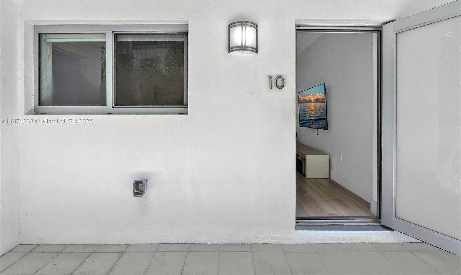 Small Image of 940 MICHIGAN AVE #10, Miami Beach Number 2
