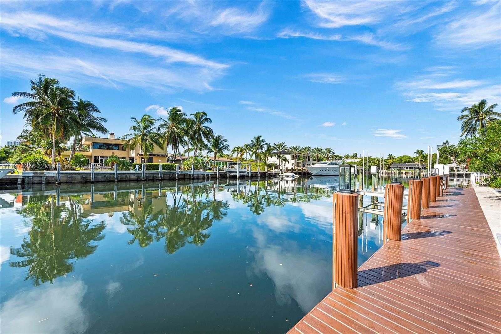 Small Image of 461 POINCIANA DR, Hallandale Beach Number 14