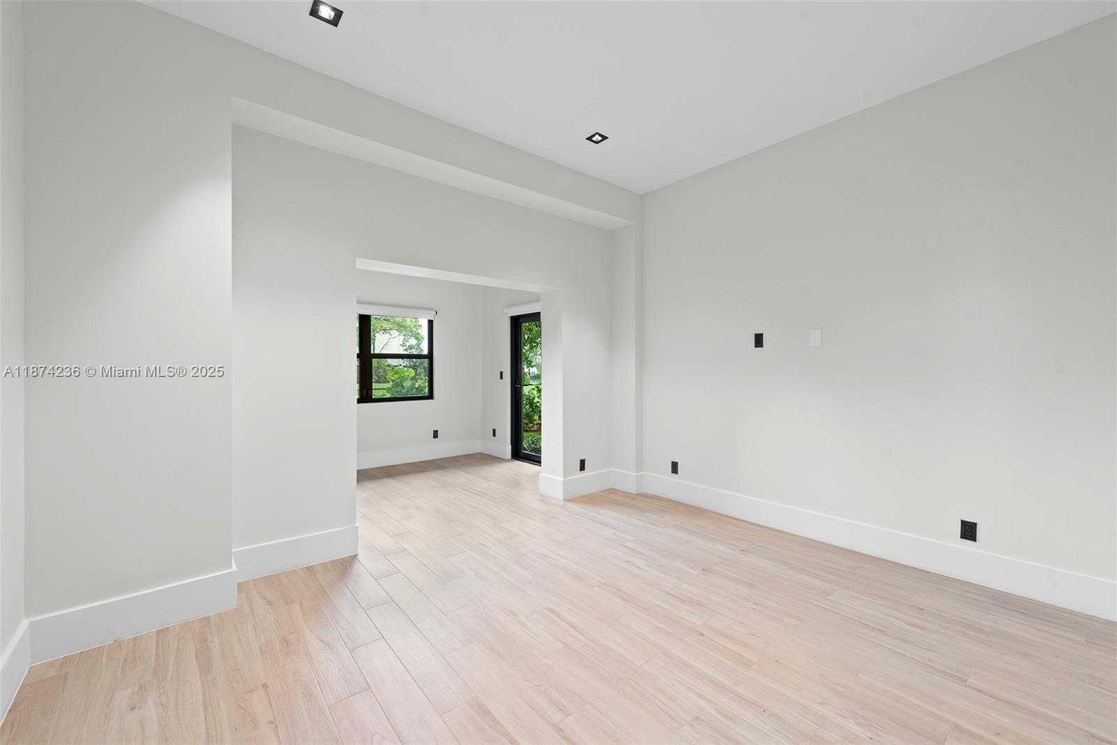 Small Image of 461 POINCIANA DR, Hallandale Beach Number 16