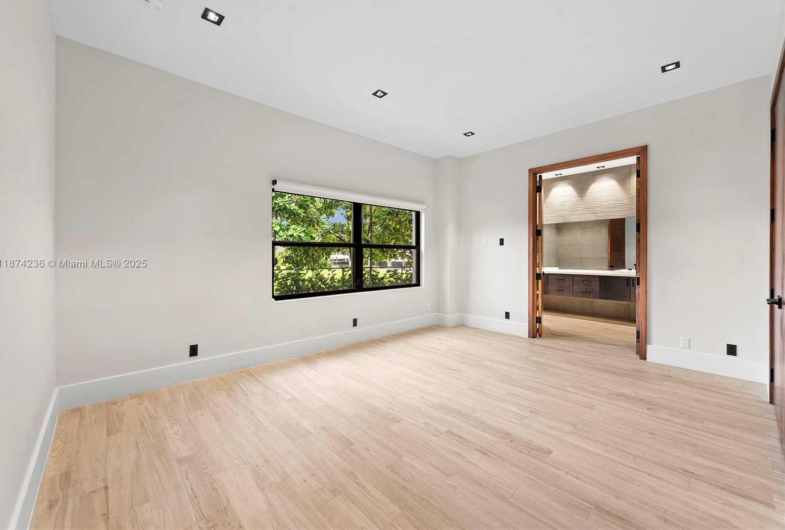 Small Image of 461 POINCIANA DR, Hallandale Beach Number 17