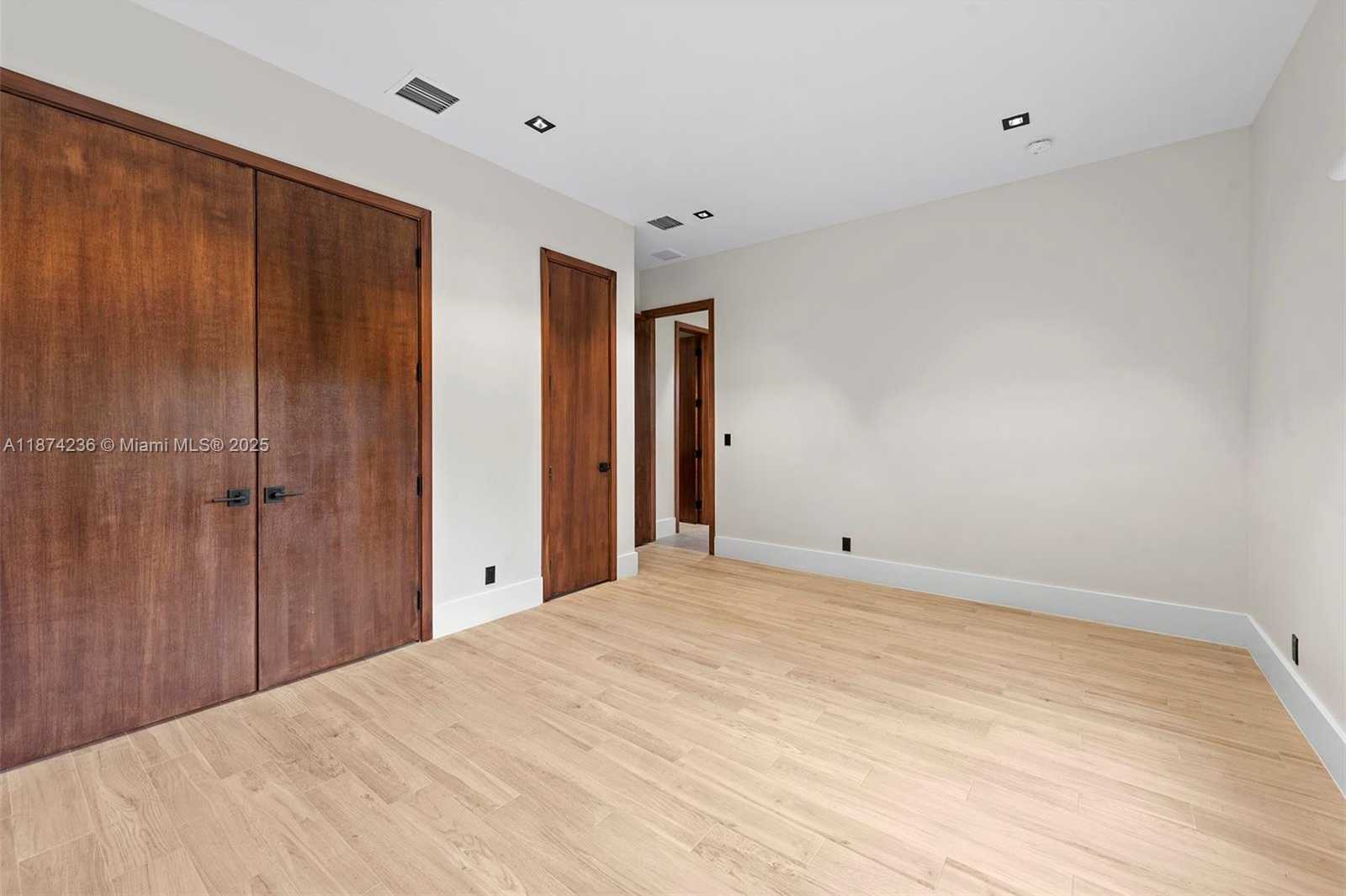 Small Image of 461 POINCIANA DR, Hallandale Beach Number 18