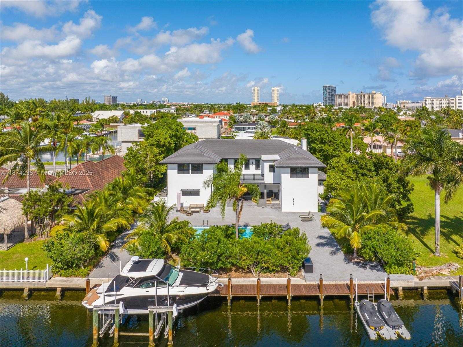 Small Image of 461 POINCIANA DR, Hallandale Beach Number 2