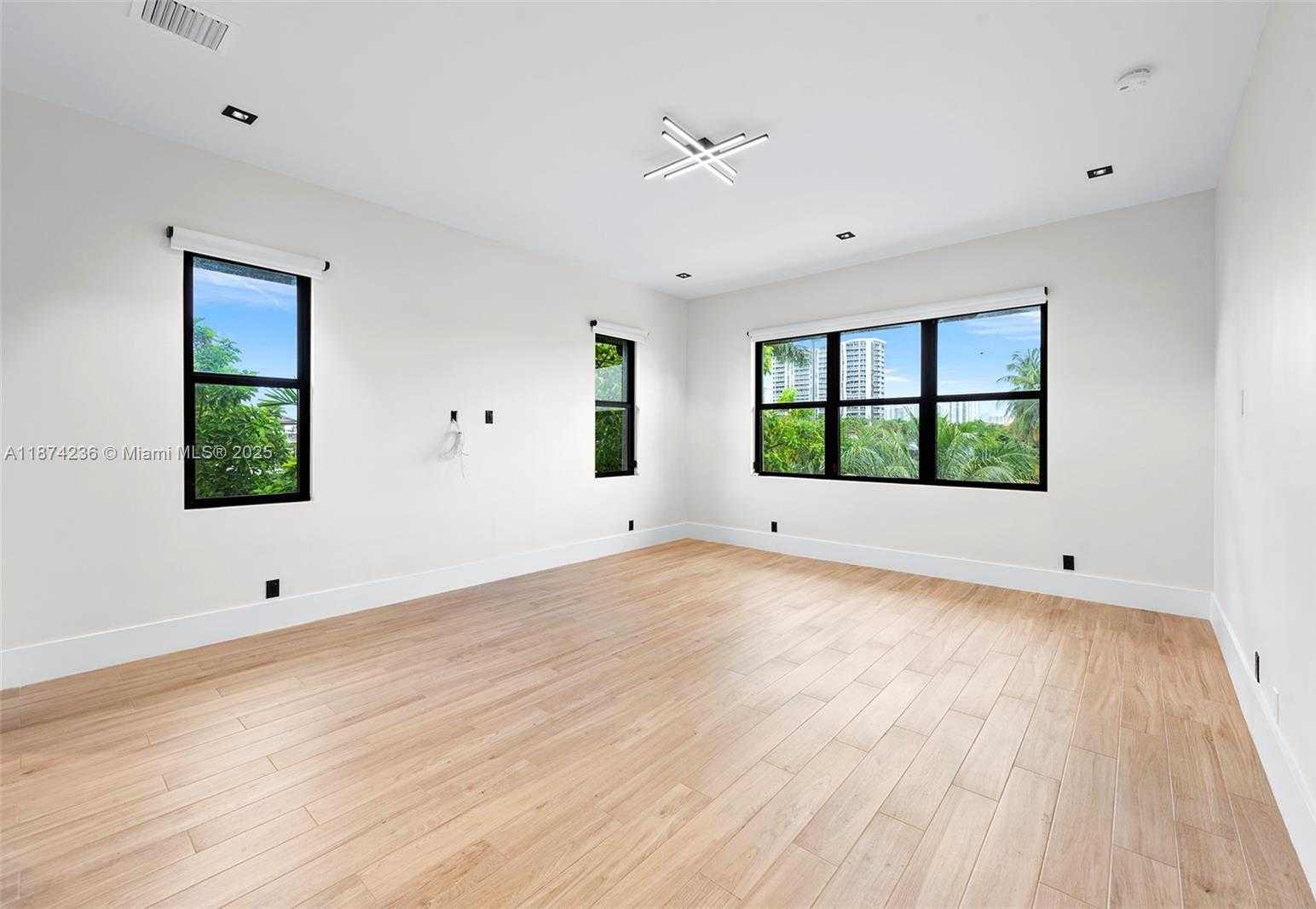 Small Image of 461 POINCIANA DR, Hallandale Beach Number 29