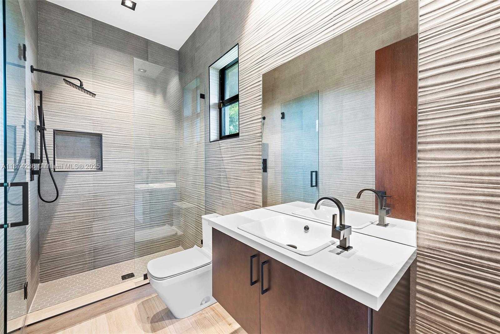 Small Image of 461 POINCIANA DR, Hallandale Beach Number 31
