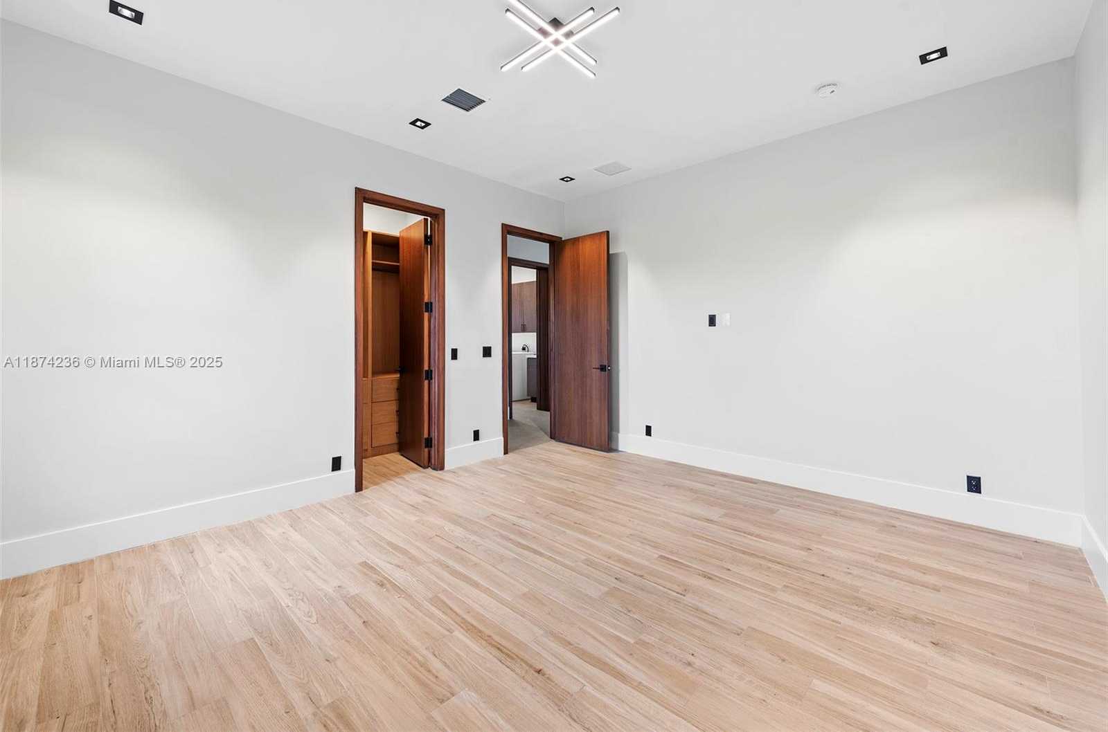 Small Image of 461 POINCIANA DR, Hallandale Beach Number 33
