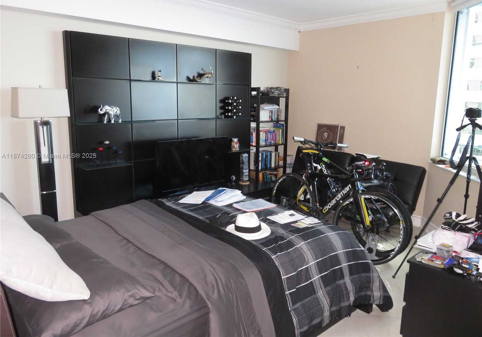 Small Image of 335 Biscayne Blvd, Miami, FL 33132, USA Number 10