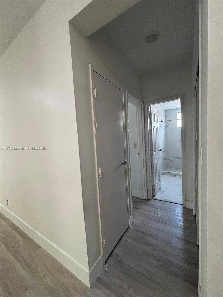 Small Image of 2025 BAY DR #3, Miami Beach Number 10
