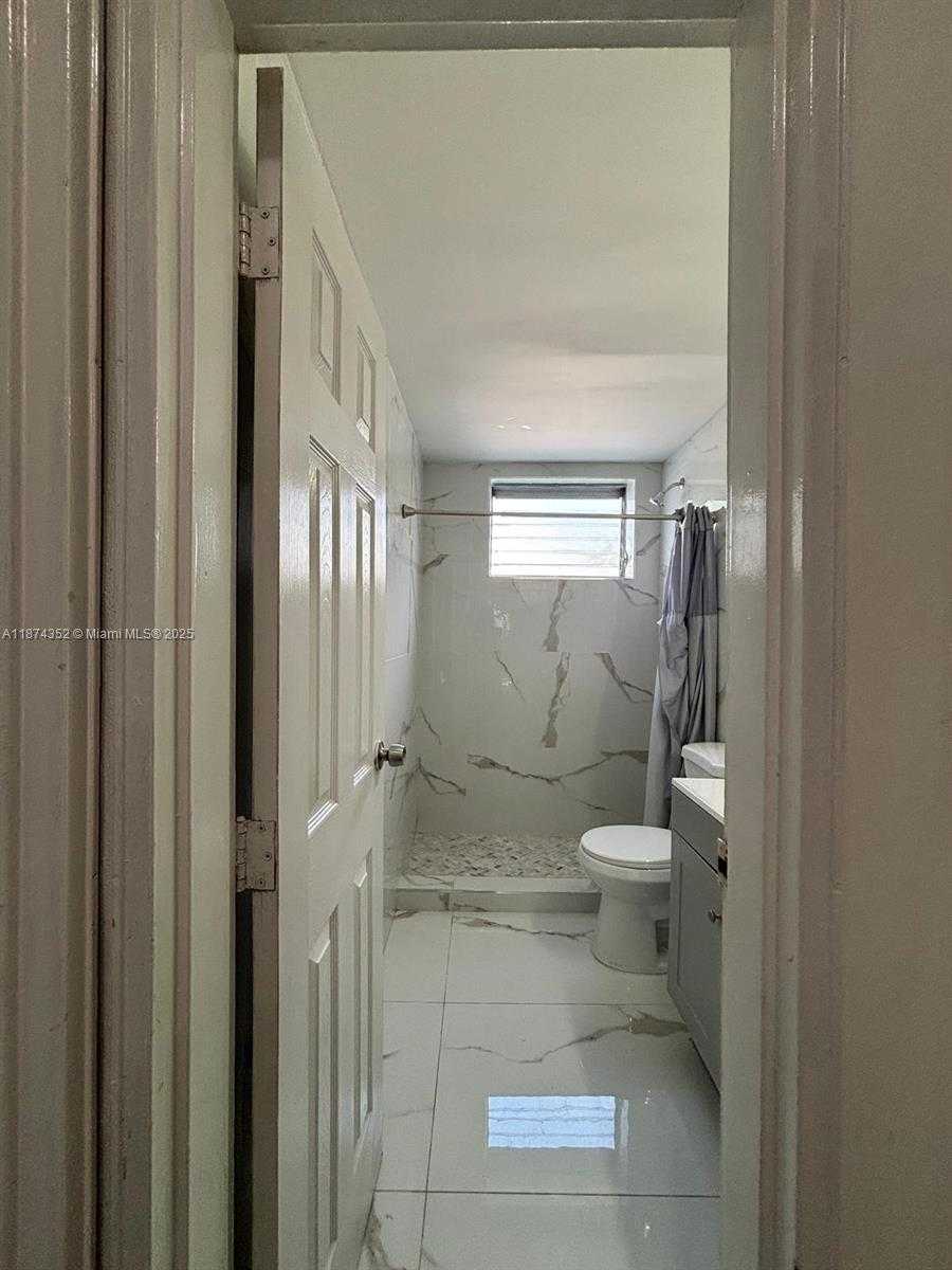 Small Image of 2025 BAY DR #3, Miami Beach Number 11
